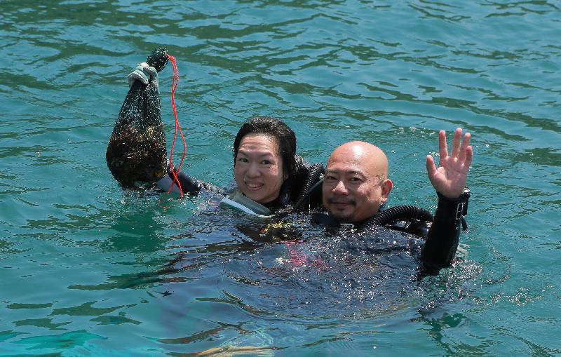 The Agriculture, Fisheries and Conservation Department and the Hong Kong Underwater Association jointly organised a coastal clean-up day at Sharp Island, Sai Kung today (September 17). Volunteer divers bring the rubbish collected from the seabed to the shore for disposal.