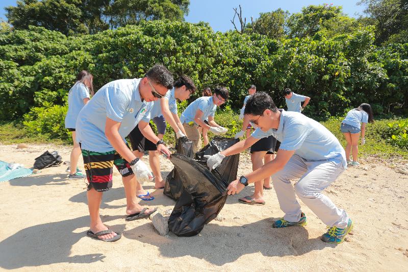 Volunteers participating in the coastal clean-up day jointly organised by the Agriculture, Fisheries and Conservation Department and the Hong Kong Underwater Association at Sharp Island, Sai Kung today (September 17) collect rubbish on the beach.