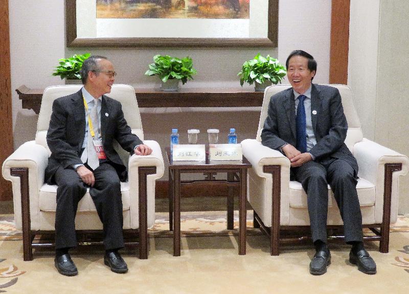 民政事務局局長劉江華（左）今日（九月二十日）在敦煌與國家文物局局長劉玉珠會面。