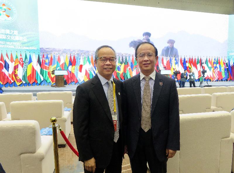 The Secretary for Home Affairs, Mr Lau Kong-wah (left), today (September 20) attended the Silk Road (Dunhuang) International Cultural Expo opening ceremony in Dunhuang. He is pictured meeting Vice Minister of Culture, Mr Ding Wei before the ceremony.