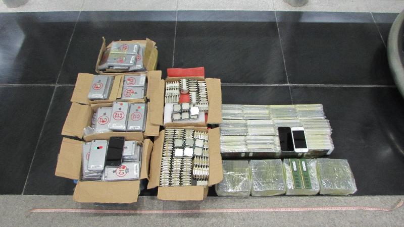 香港海關今日（九月二十日）在一輛經深圳灣管制站出境的旅遊巴士上檢獲大批電子產品，包括三百四十八部智能電話、一千二百零四件中央處理器及四百件電腦記憶體。