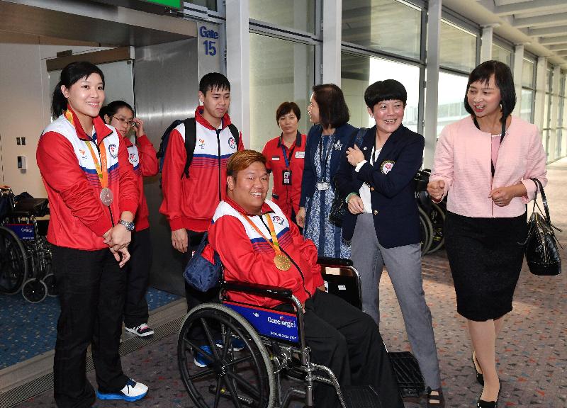 A welcome home ceremony was held by the Hong Kong Special Administrative Region Government at Hong Kong International Airport in honour of the athletes of the Hong Kong, China Delegation to the Rio 2016 Paralympic Games upon their return to Hong Kong this afternoon (September 21). Photo shows the Permanent Secretary for Home Affairs, Mrs Betty Fung (third right); the Director of Leisure and Cultural Services, Ms Michelle Li (first right); and the President of Hong Kong Paralympic Committee & Sports Association for the Physically Disabled, Mrs Jenny Fung (second right), greeting the delegation at the airport.