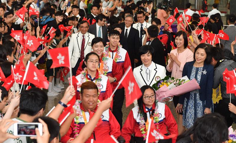 Hong Kong athletes receive a warm welcome from students at the arrival hall of Hong Kong International Airport today (September 21).