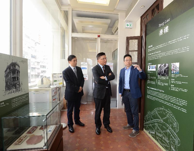 The Secretary for Financial Services and the Treasury, Professor K C Chan (centre), visits Lui Seng Chun, a Grade I historic building today (September 22) to learn more about the Chinese medical and health care services there.