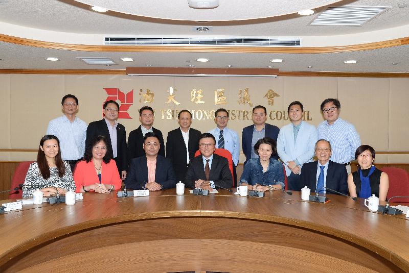 The Secretary for Financial Services and the Treasury, Professor K C Chan (first row, centre), meets with members of the Yau Tsim Mong District Council today (September 22) to exchange views on issues of common interest, including funding for district minor works, financial intermediaries activities and procedures for opening bank accounts.