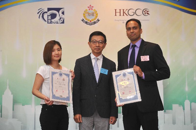 Member of the Fight Crime Committee, Mr Fong Ping (centre), presents the award to Ms Lee Lai-mei (first left) and Mr Singh Baljinder (first right). They helped the Police in arresting a man involving in a case of possession of a dangerous drug, possession of equipment fit and intended for the smoking of dangerous drug and possession of and using forged identity card.
