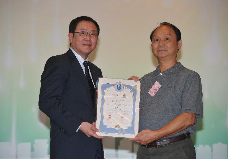 香港总商会理事会零售及旅游委员会主席李敬天（左）颁发好市民奖予本期最年长的得奖者郑振春。
