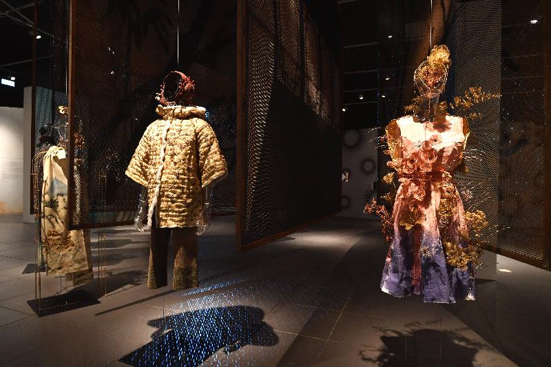 The "Fashion + Paper, Scissors and Rock" exhibition will be held from tomorrow (September 24) to February 6, 2017, at the Hong Kong Heritage Museum. Photo shows the work "Lost in Possession" by designer Meiyi Cheung in collaboration with copperware making masters Luk Shu-choi and Luk Keung-choi, and Cantonese opera headgear making teacher Chow Yin-wen. 