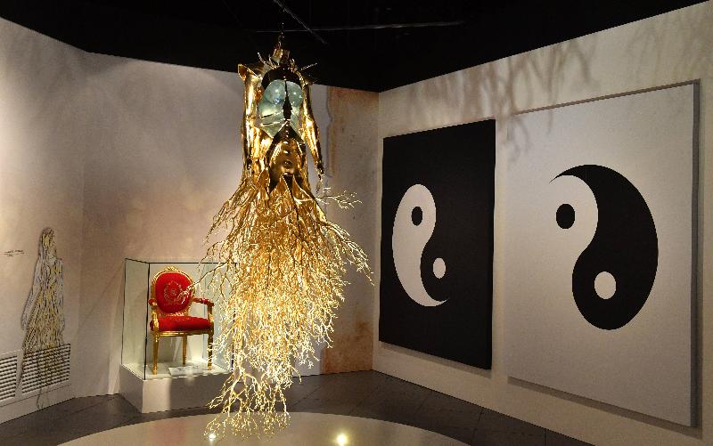 「衣 + 包 剪 揼」展覽明日（九月二十四日）至二零一七年二月六日於香港文化博物館舉行。圖示設計師張國威與貼金箔師傅黎裔廣合作的作品《尋找生命平衡點》。