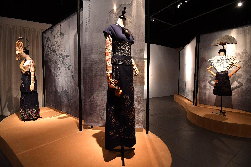 「衣 + 包 剪 揼」展覽明日（九月二十四日）至二零一七年二月六日於香港文化博物館舉行。圖示藝術家傅織女與籐編廠東主陳楚翹合作的作品《織織蟀聲》。　