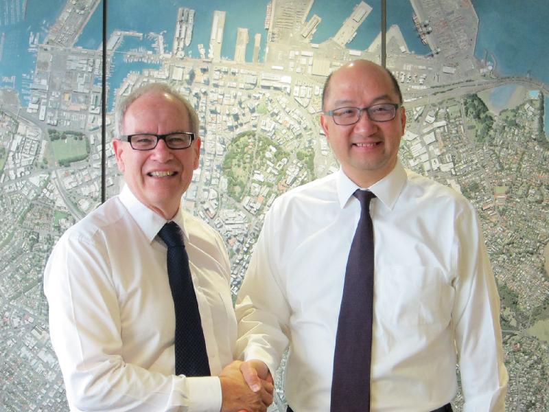 The Secretary for Constitutional and Mainland Affairs, Mr Raymond Tam (right), meets with the Mayor of Auckland, Mr Len Brown (left), in Auckland, New Zealand, this morning (September 23).