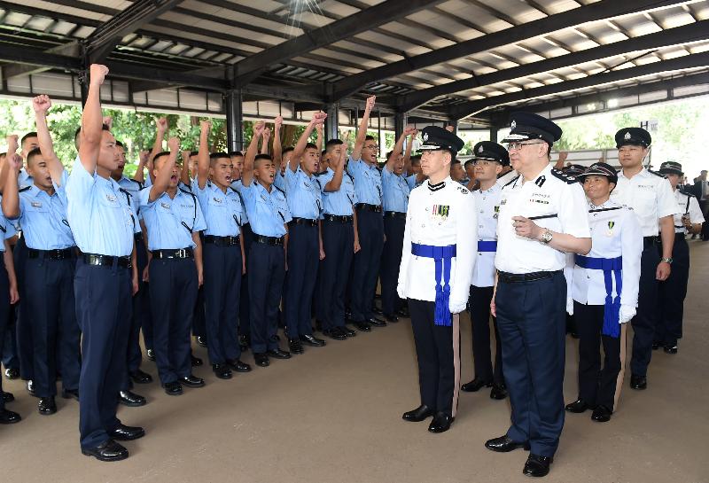 The Commissioner of Police, Mr Lo Wai-chung, and the Deputy Commissioner of Police (Operations), Mr Wong Chi-hung, meet the graduates after the passing-out parade.

