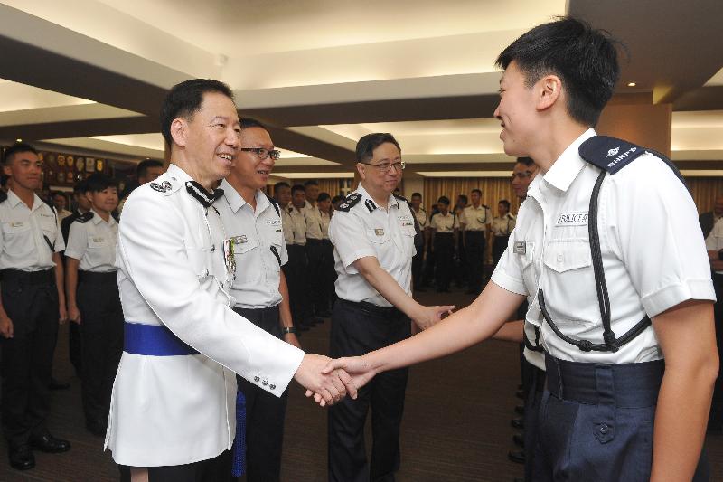 The Commissioner of Police, Mr Lo Wai-chung, and the Deputy Commissioner of Police (Operations), Mr Wong Chi-hung, congratulate the probationary inspectors.
