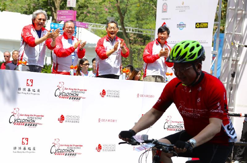 The Financial Secretary, Mr John C Tsang, attended the starting ceremony of the CEO Charity and Celebrity Rides as well as the prize presentation ceremony of the Hong Kong Cyclothon's morning races today (September 25). Photo shows Mr Tsang (first left) with (from left) the Chairman of Hong Kong Tourism Board, Dr Peter Lam; the Secretary for Commerce and Economic Development, Mr Gregory So; and the Head Coach of the Hong Kong Cycling Team, Mr Shen Jinkang, at the starting ceremony of the CEO Charity and Celebrity Rides.