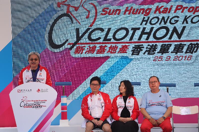 The Financial Secretary, Mr John C Tsang, attended the starting ceremony of the CEO Charity and Celebrity Rides as well as the prize presentation ceremony of the Hong Kong Cyclothon's morning races today (September 25). Photo shows Mr Tsang (first left) speaking at the prize presentation ceremony.