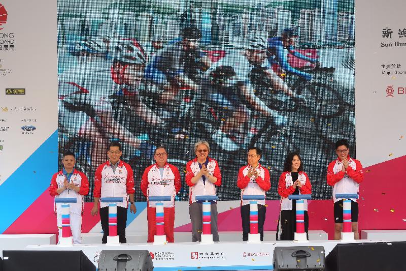 The Financial Secretary, Mr John C Tsang, attended the starting ceremony of the CEO Charity and Celebrity Rides as well as the prize presentation ceremony of the Hong Kong Cyclothon's morning races today (September 25). Photo shows Mr Tsang (centre), the Secretary for Commerce and Economic Development, Mr Gregory So (second left), the Commissioner for Tourism, Miss Cathy Chu (second right) and the Chairman of Hong Kong Tourism Board, Dr Peter Lam (third left) are pictured with other officiating guests.