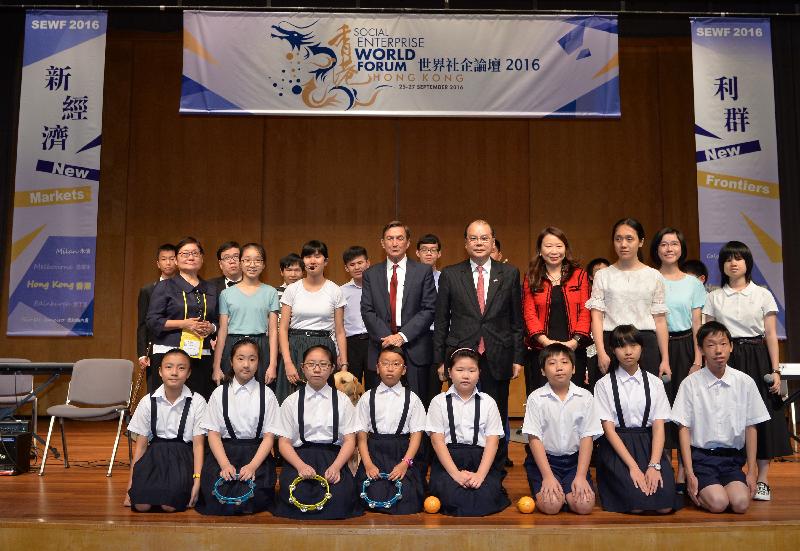 The Acting Chief Secretary for Administration, Mr Matthew Cheung Kin-chung, attended the opening ceremony of the Social Enterprise World Forum (SEWF) 2016 this afternoon (September 25). Picture shows Mr Cheung (second row, centre); Chairman of the Hong Kong General Chamber of Social Enterprises, Dr Alice Yuk (second row, first left); Chairman of SEWF C.I.C. Board of Directors, Mr David Le Page (second row, fourth left) with other guests and performing students at the ceremony.