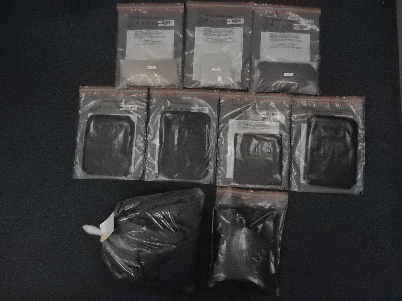 香港海关昨日（九月二十四日）在香港国际机场侦破一宗贩运毒品的案件。怀疑可卡因藏于背包腰带、电脑袋、背心及睡袋的夹层内。