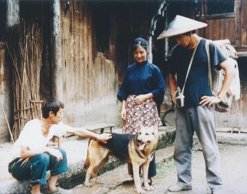 图示由霍建起执导的开幕电影《那山 那人 那狗》（1999）剧照。