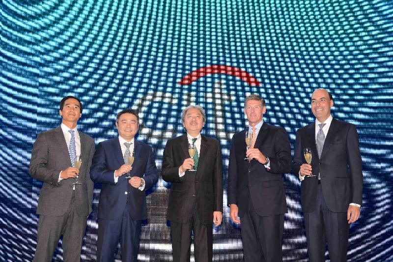 The Financial Secretary, Mr John C Tsang, attended the Grand Opening of Citi Tower in Kwun Tong today (September 26). Photo shows Mr Tsang (centre) leading a toast with the Chief Executive Officer of Citigroup, Mr Michael Corbat (second right); the Chief Executive Officer of Citigroup Asia, Mr Francisco Aristeguieta (first right); the Citi Country Officer and Chief Executive Officer, Hong Kong and Macau, Mr Weber Lo (second left); and the Chairman of Wheelock and Company, Mr Douglas Woo (first left).
