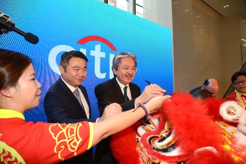 The Financial Secretary, Mr John C Tsang, attended the Grand Opening of Citi Tower in Kwun Tong today (September 26). Photo shows Mr Tsang (right) and the Citi Country Officer and Chief Executive Officer, Hong Kong and Macau, Mr Weber Lo (centre), officiating at the eye-dotting ceremony for the lion dance.