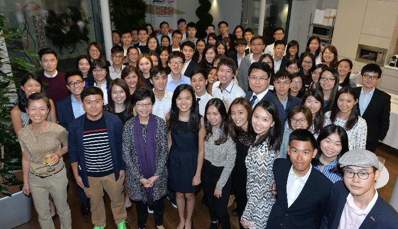 政务司司长林郑月娥（第一排左三）今日（伦敦时间九月二十五日）在伦敦与当地的香港留学生会面。