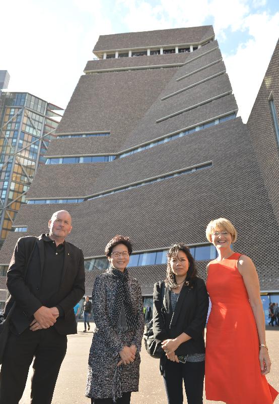 The Chief Secretary for Administration, Mrs Carrie Lam (second left), visited the Tate Modern museum's new extension building, the Switch House, in London today (September 25, London time). Greeting her are the Head of Regeneration & Community Partnerships, Mr Donald Hyslop (first left); the Daskalopoulos Senior Curator, International Art, Ms Clara Kim (second right); and the Director of National & International Programmes, Ms Judith Nesbitt (first right).