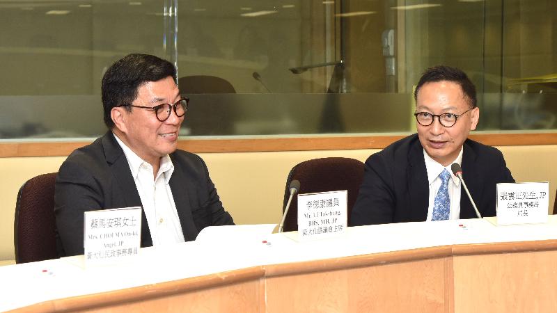 The Secretary for the Civil Service, Mr Clement Cheung (right), today (September 26) meets with Wong Tai Sin District Council Chairman, Mr Li Tak-hong, to get an update on developments in the district and exchange views on various district issues.