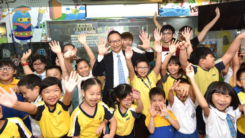 While touring the Chinese Rhenish Church Hong Kong Synod Choi Wan Rhenish Integrated Children and Youth Services Centre today (September 26), the Secretary for the Civil Service, Mr Clement Cheung (centre), is pictured with a group of children after enjoying their music performance.