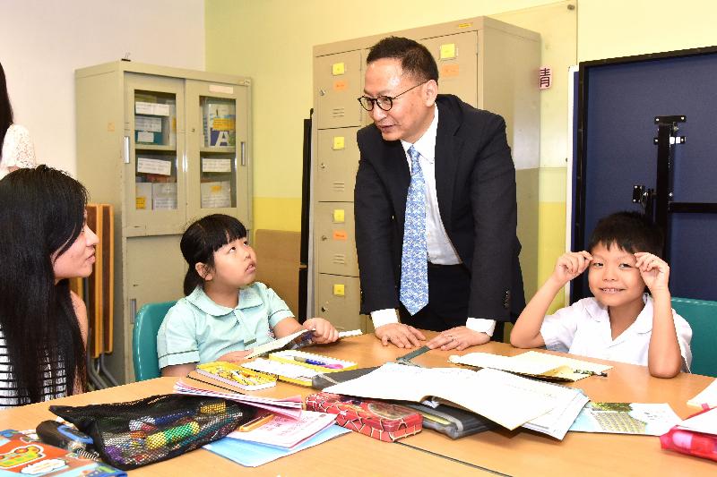 The Secretary for the Civil Service, Mr Clement Cheung (second right), today (September 26) visited the child care service room at the Chinese Rhenish Church Hong Kong Synod Choi Wan Rhenish Integrated Children and Youth Services Centre and saw students doing their homework.

