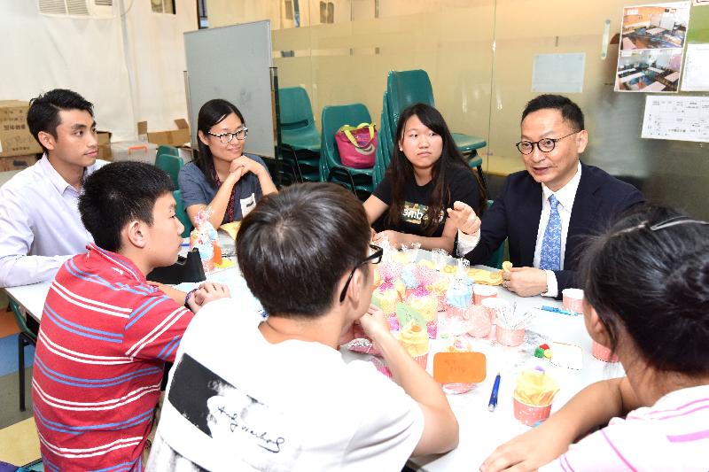 At a meeting at the Chinese Rhenish Church Hong Kong Synod Choi Wan Rhenish Integrated Children and Youth Services Centre today (September 26), the Secretary for the Civil Service, Mr Clement Cheung (second right), learns how teenage volunteers organise community services and make logistical preparations.