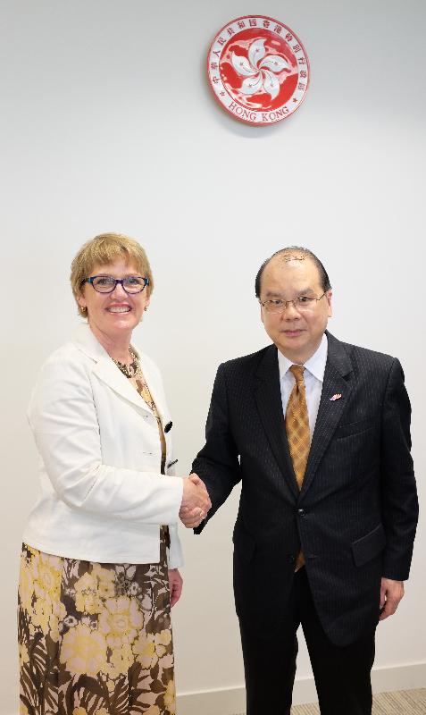 The Secretary for Labour and Welfare, Mr Matthew Cheung Kin-chung (right), today (September 26) met with the Minister for the Community and Voluntary Sector of New Zealand, Mrs Jo Goodhew, to exchange views on the operation of social enterprises and volunteer services in both places.