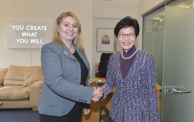 政务司司长林郑月娥（右）今日（伦敦时间九月二十六日）在伦敦与英国文化、媒体及体育大臣庞碧琳会面，促进香港与英国在文化及体育发展方面更紧密合作。