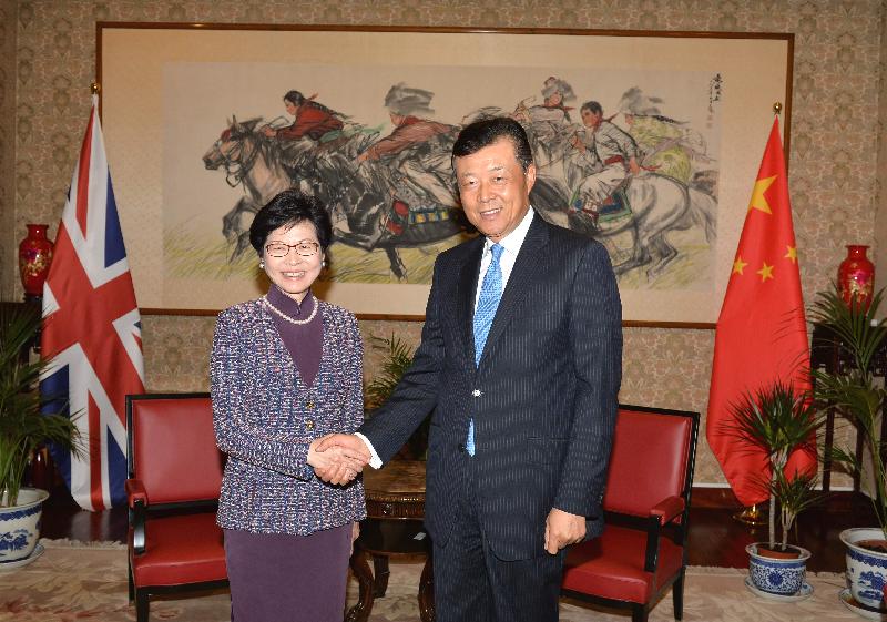 政務司司長林鄭月娥（左）今日（倫敦時間九月二十六日）在倫敦拜會中華人民共和國駐英國大使劉曉明。
