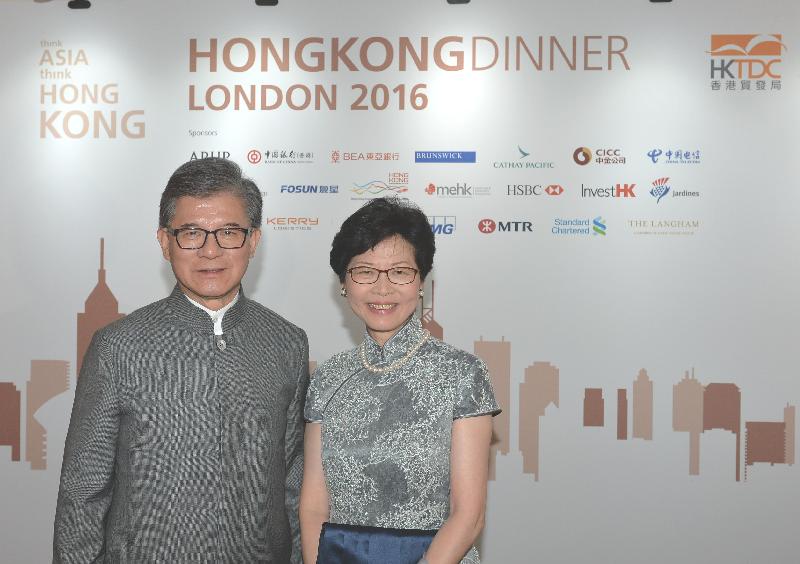 The Chief Secretary for Administration, Mrs Carrie Lam (right), meets with the Chairman of the Hong Kong Trade Development Council (HKTDC), Mr Vincent Lo, at the Hong Kong Dinner organised by the HKTDC in London yesterday evening (September 26, London time).