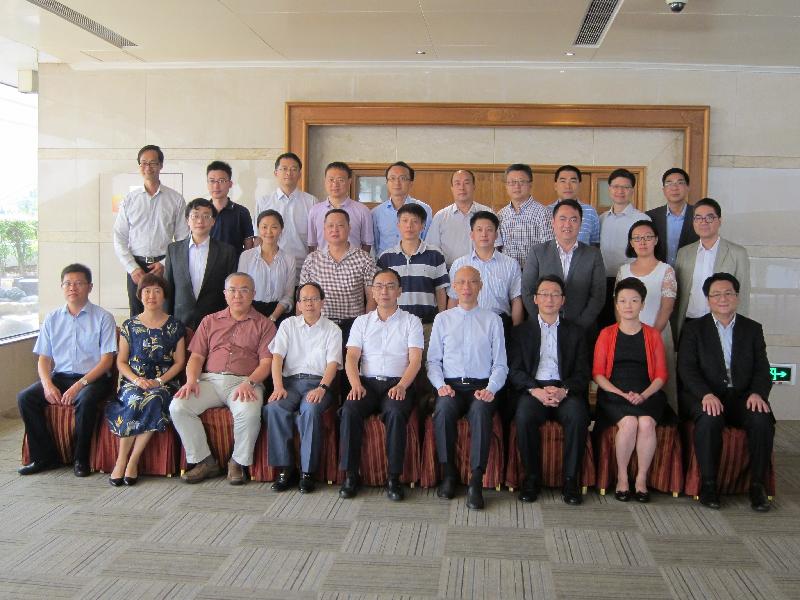 今日（九月二十七日）在廣州出席「粵港應對氣候變化聯絡協調小組」第五次會議的港方代表團成員和粵方代表合照。