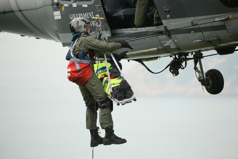 救援人员在今日（九月二十八日）举行的跨部门山火暨攀山拯救行动演习中把伤者运上直升机。

