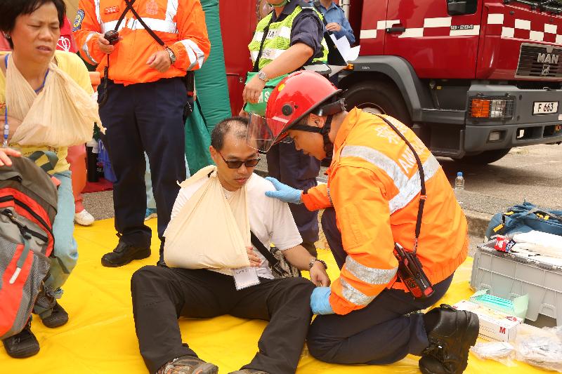 救护人员在今日（九月二十八日）举行的跨部门山火暨攀山拯救行动演习中处理伤者。
