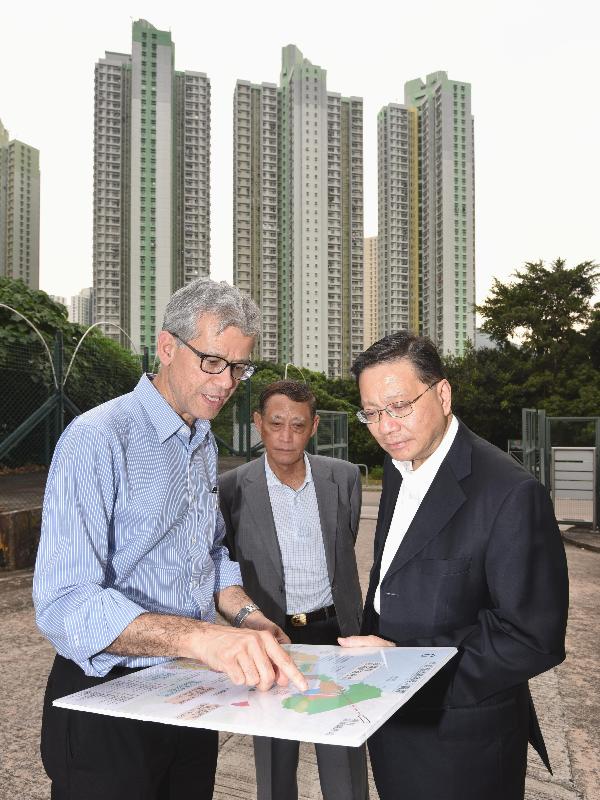 The Secretary for Transport and Housing, Professor Anthony Cheung Bing-leung (right), accompanied by the Chairman of the Islands District Council, Mr Chow Yuk-tong (centre), visits Tung Chung this afternoon (September 28) to see for himself the transport and housing developments there, and receives an update by a representative of the Civil Engineering and Development Department.