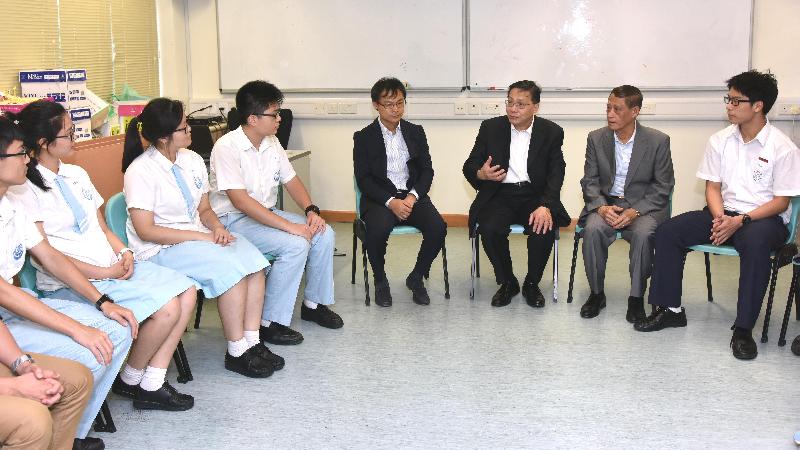 The Secretary for Transport and Housing, Professor Anthony Cheung Bing-leung (third right), accompanied by the Chairman of the Islands District Council, Mr Chow Yuk-tong (second right), and the District Officer (Islands), Mr Anthony Li (fourth right), exchanges with young people and listens to them views on various issues during his tour to Tung Chung this afternoon (September 28).