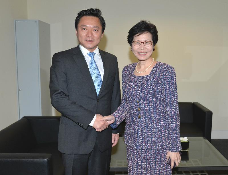 政務司司長林鄭月娥（右）今日（德國時間九月二十八日）在香港貿易發展局「邁向亞洲　首選香港」的主題論壇期間，與中國駐杜塞爾多夫總領事馮海陽會面。 