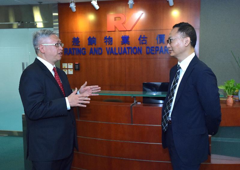 The Secretary for the Civil Service, Mr Clement Cheung (right), visited the Rating and Valuation Department today (September 29). He first met with the Commissioner of Rating and Valuation, Mr Tang Ping-kwong (left), to better understand the work of the department.