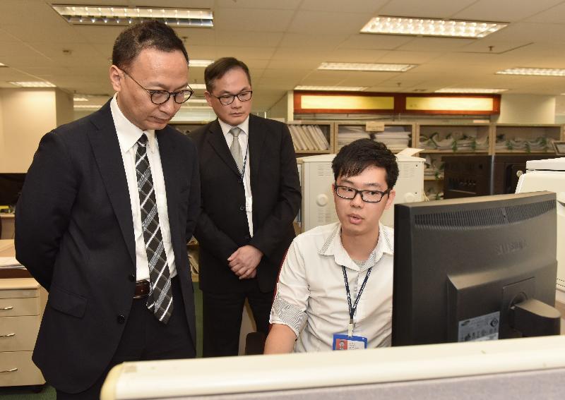 While touring the Accounting and Billing Division of the Rating and Valuation Department today (September 29), the Secretary for the Civil Service, Mr Clement Cheung (left), was pleased to learn that members of public can pay rates and government rent by e-Cheque or e-Cashier's order since June this year.