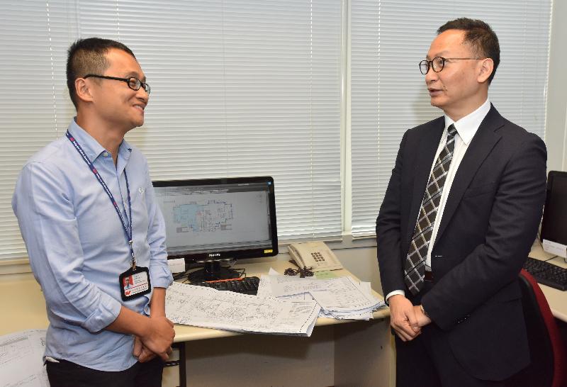 The Secretary for the Civil Service, Mr Clement Cheung (right), today (September 29) tours the Rating Division of the Rating and Valuation Department and is briefed by staff on how new software assists them in carrying out their work.