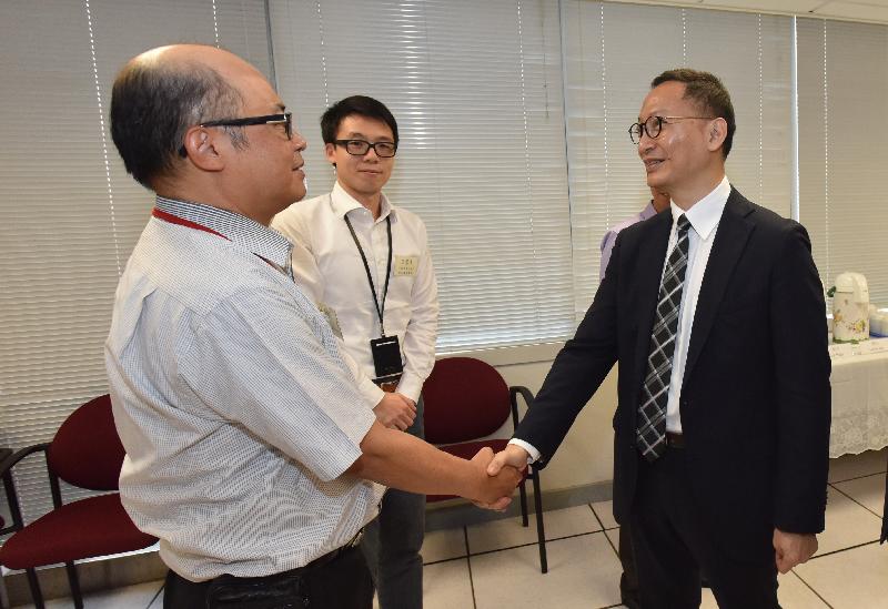 At a tea gathering with Rating and Valuation Department staff representatives of various grades today (September 29), the Secretary for the Civil Service, Mr Clement Cheung (right), encouraged them to continue to provide efficient, cost-effective and quality service.