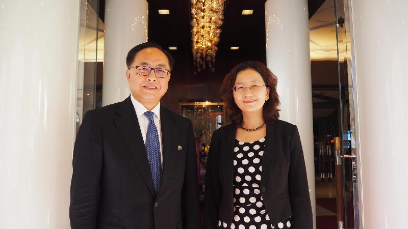 創新及科技局局長楊偉雄（左）今日（慕尼黑時間九月二十九日）在德國慕尼黑拜會中華人民共和國駐慕尼黑總領事毛靜秋。