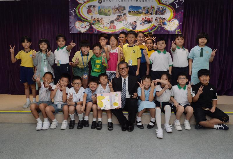 發展局局長陳茂波（前排右五）今日（九月二十九日）到訪香港聖公會九龍城青少年綜合服務中心－賽馬會青年幹線。圖示參加中心活動的小朋友向陳茂波致送他們親自繪製的心意卡。