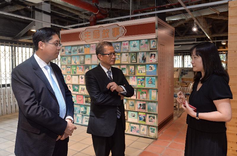 Accompanied by the District Officer (Kowloon City), Mr Franco Kwok (left), the Secretary for Development, Mr Paul Chan (centre), today (September 29) visits the Senior Citizen Home Safety Association Jockey Club Oi Man Centre and receives a briefing from the Chief Executive Officer of the Association, Ms Irene Leung (right), on the support services for the elderly.