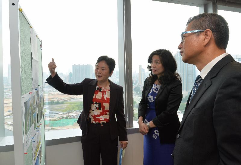 The Secretary for Development, Mr Paul Chan (right), today (September 29) visited Trade and Industry Tower in the Kai Tak Development Area. Picture shows Mr Chan and the Director-General of Trade and Industry, Ms Salina Yan (centre), receiving a briefing from the Head of the Kai Tak Office of the Civil Engineering and Development Department, Ms Ying Fun-fong (left), on Kai Tak’s latest developments.