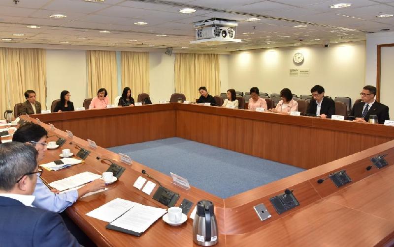 The Chairperson of the Committee on Promotion of Organ Donation and the Under Secretary for Food and Health, Professor Sophia Chan (third left), today (September 29) chairs the Committee's second meeting to review the progress of the promotion of organ donation and discuss the upcoming promotional plan.
